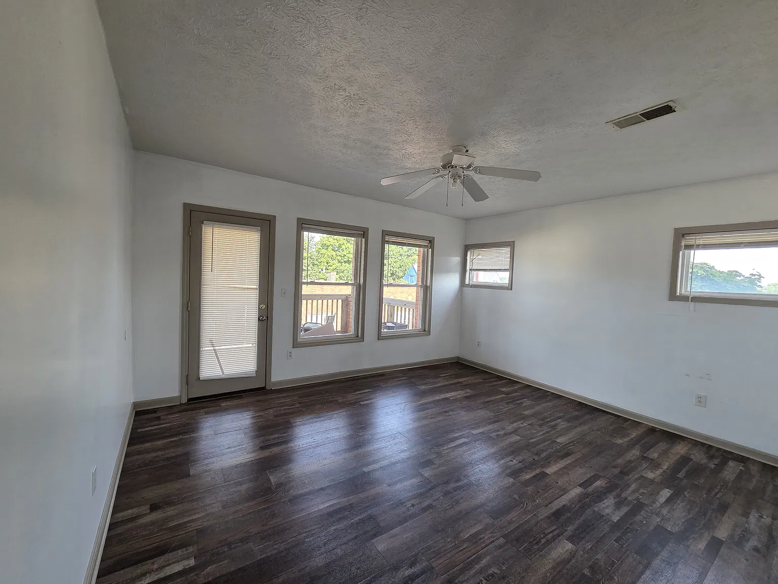 3 bed, 1200 sqft, $1,200 — Photo 3
