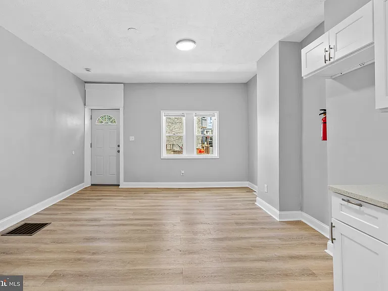 510 E Willard St — Photo 4