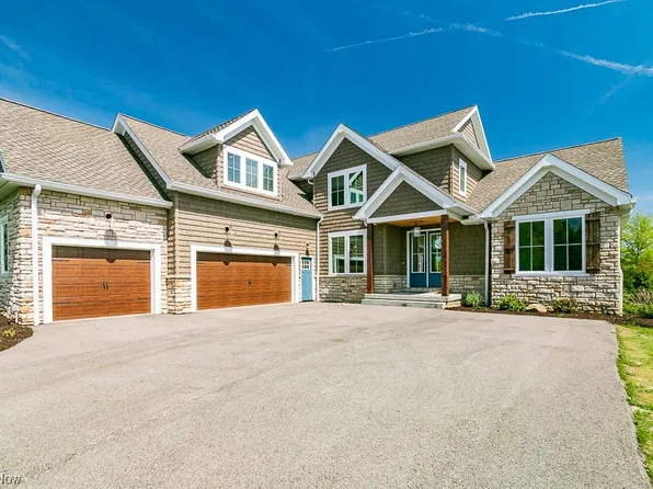 18685 Devonshire Ln, Chagrin Falls, OH 44023