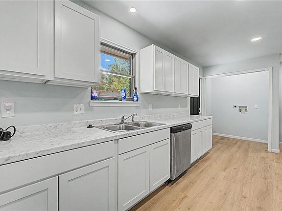 5th image of 604 N 34th St