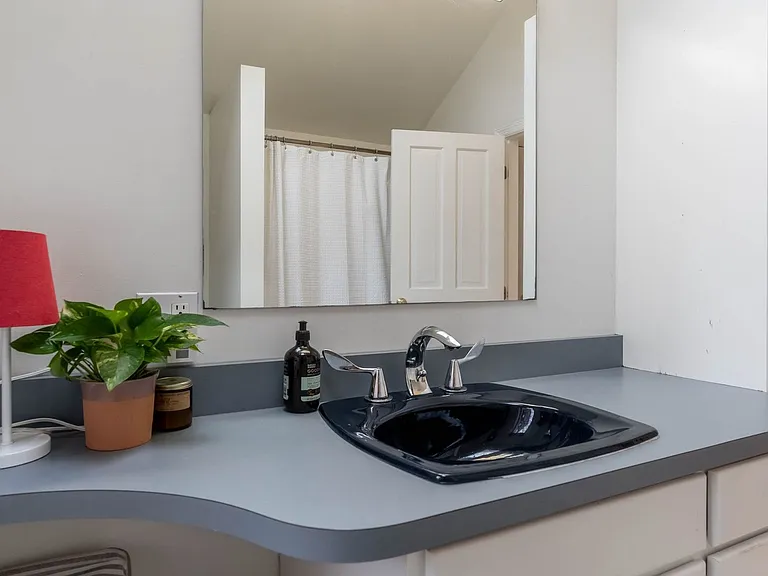 208-210 Vaughan Street — Photo 17