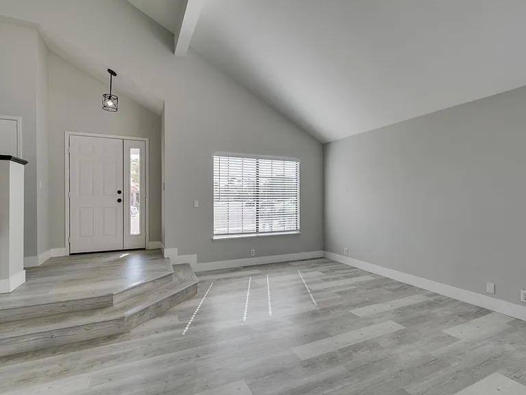 91 Trevor Dr — Photo 8