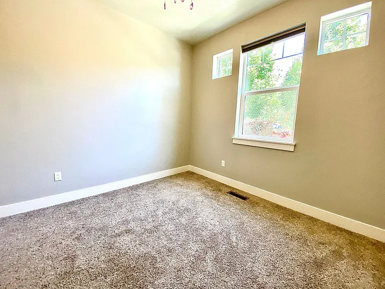 481 W Peck St — Photo 35