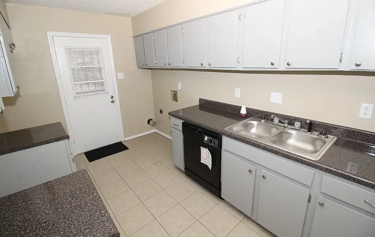 3937 Twin Lakes Drive — Photo 2