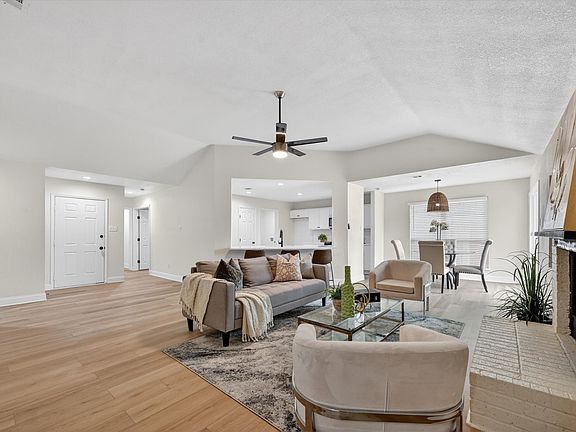 4th image of 2832 Red Oak Dr
