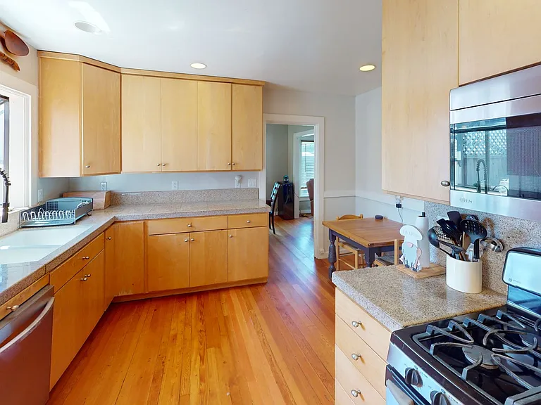 186 E St — Photo 4