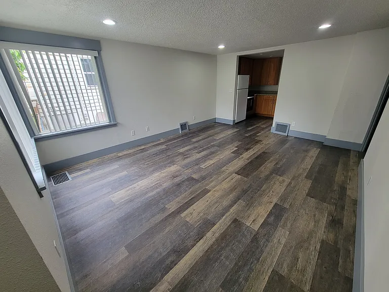 1212 Evans Ave W — Photo 6