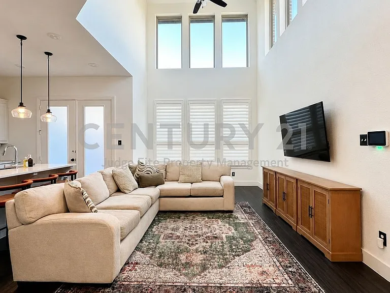 1131 Queensdown Way — Photo 2