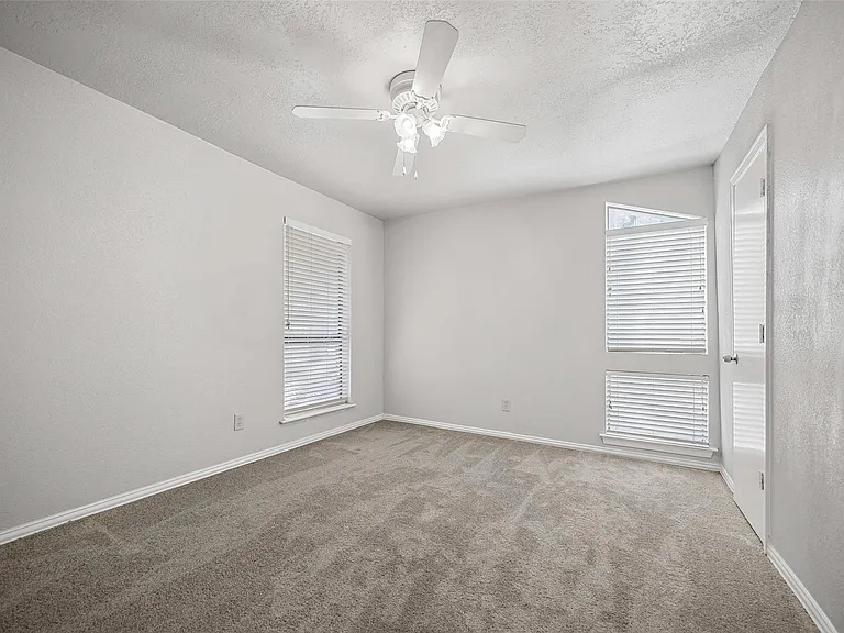 2011 Reverchon Dr — Photo 18