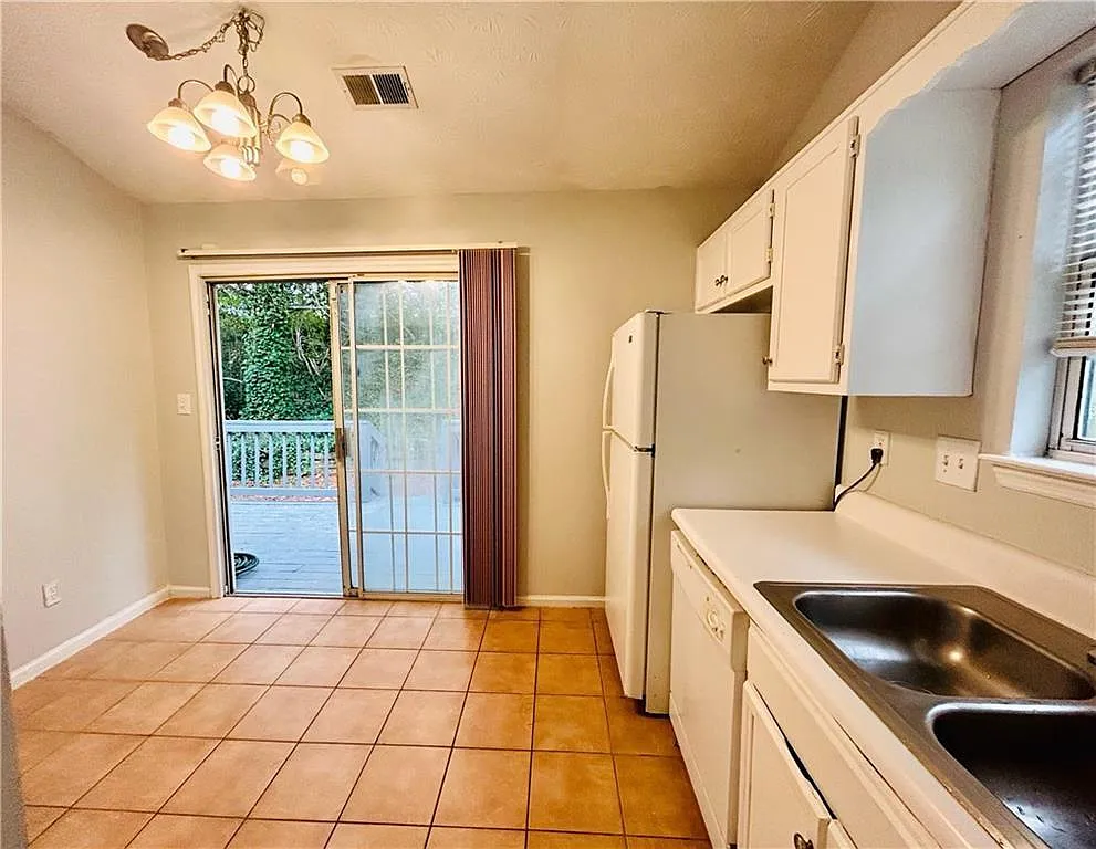 3 bed, 2.0 bath, 1056 sqft, $1,780 — Photo 3