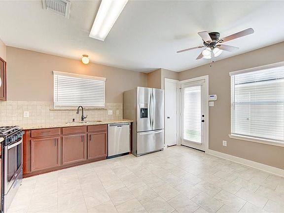 4th image of 3947 Town Park Ln