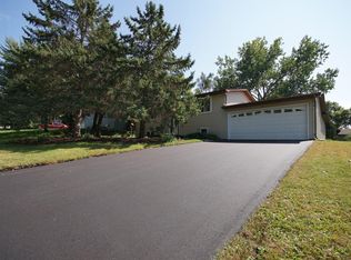 177 Highwood Dr, Chaska, MN 55318