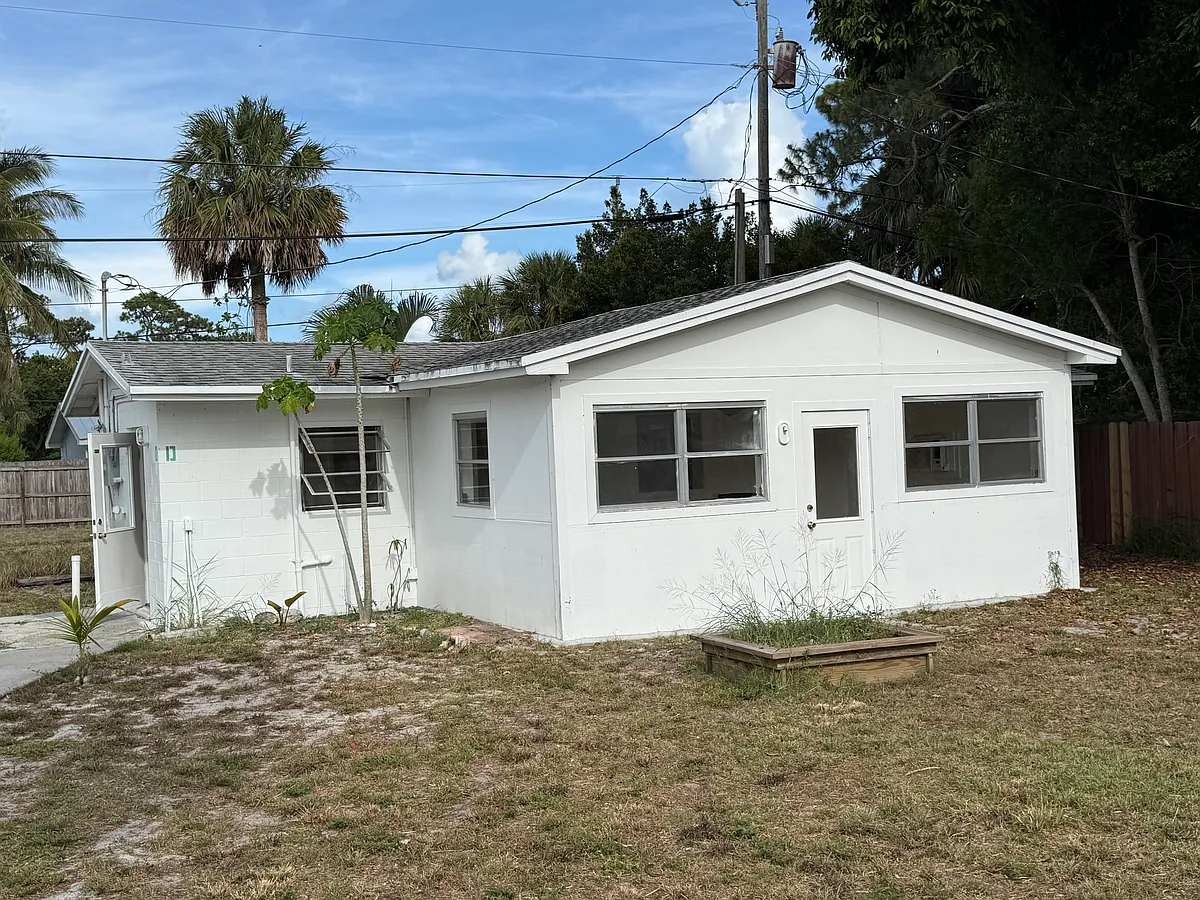 Building Photo - 1370 NE Dixie Hwy #E