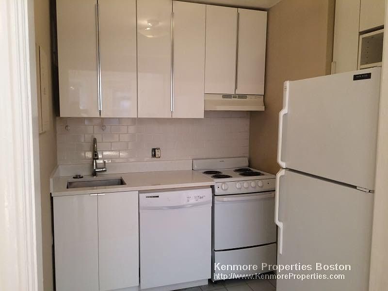 2nd image of 869 Beacon St #3E