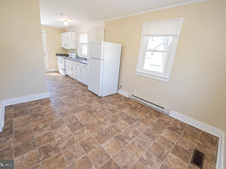 602 E Main St — Photo 28