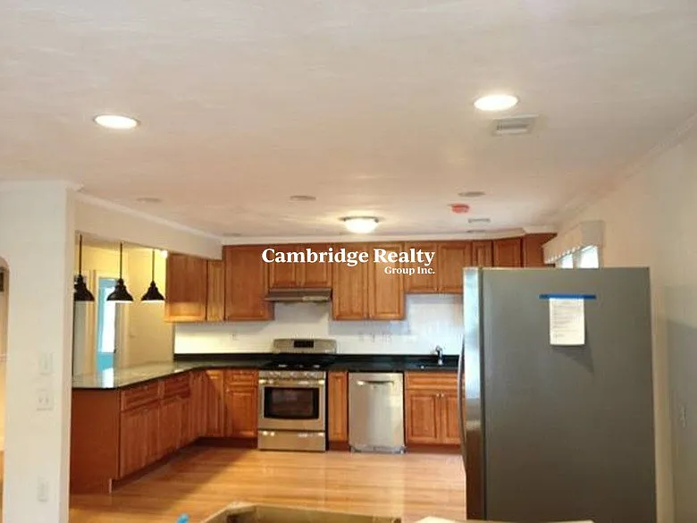 7 bed, 3.0 bath, 1800 sqft, $6,900 — Photo 3
