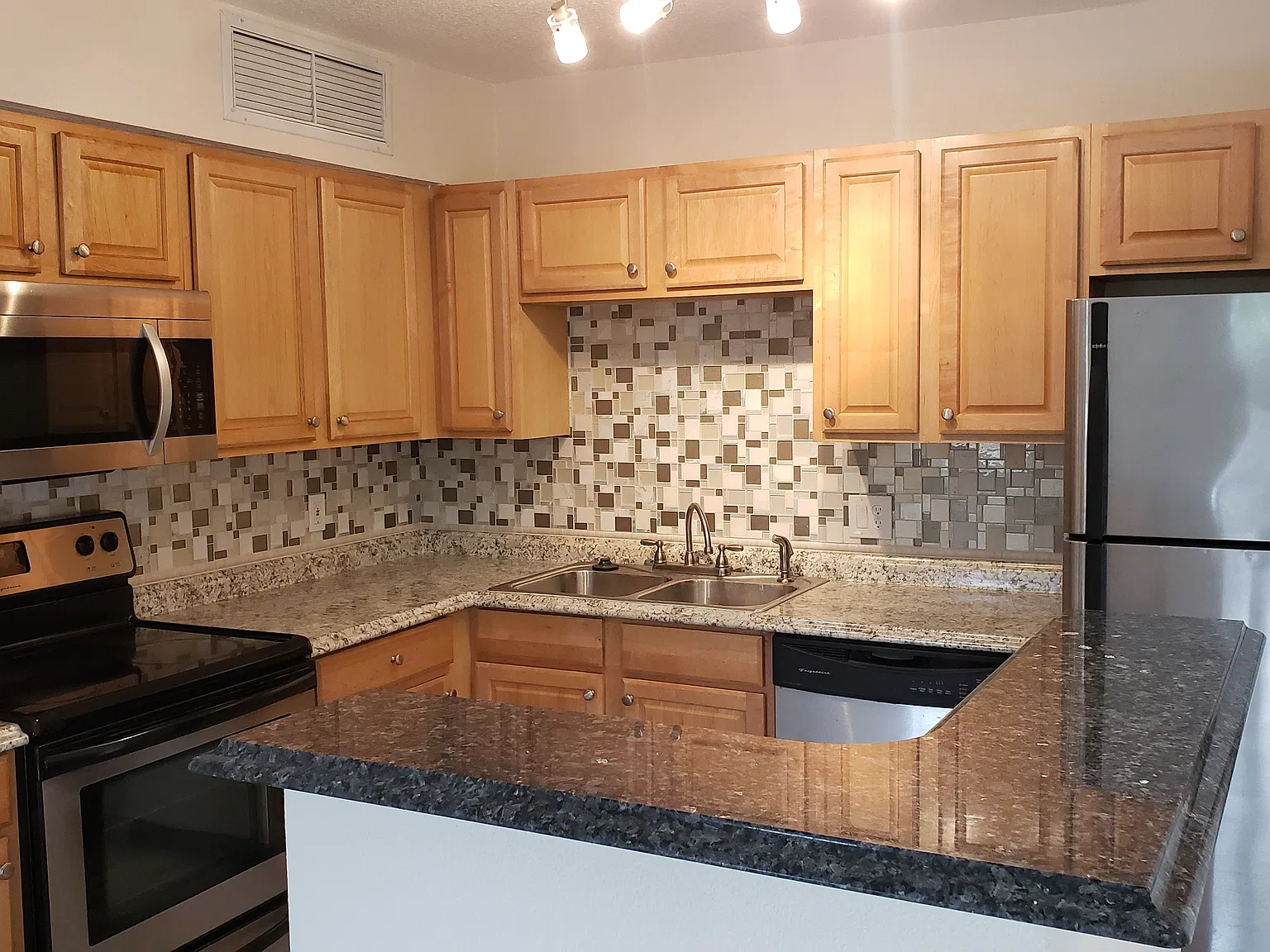 2 bed, 924 sqft, $1,800 — Photo 2
