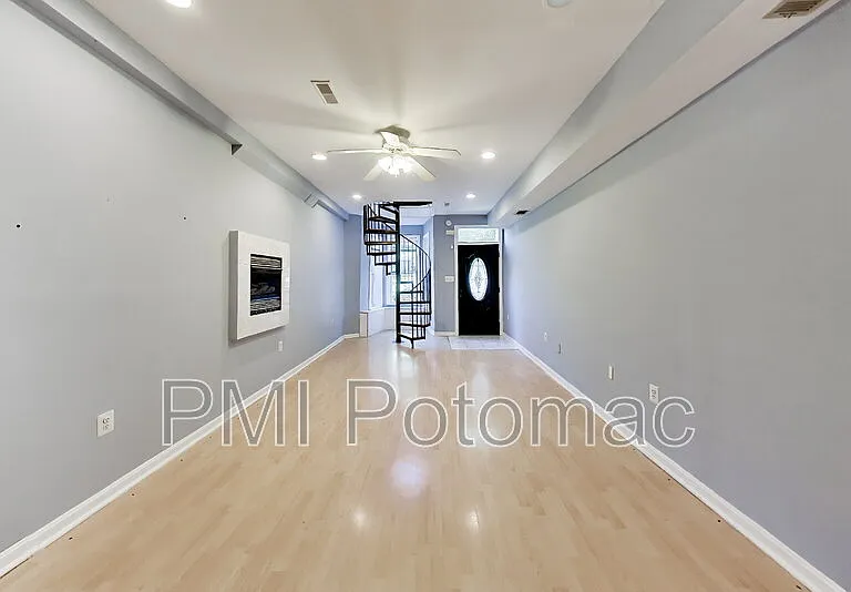821 12th St NE — Photo 4
