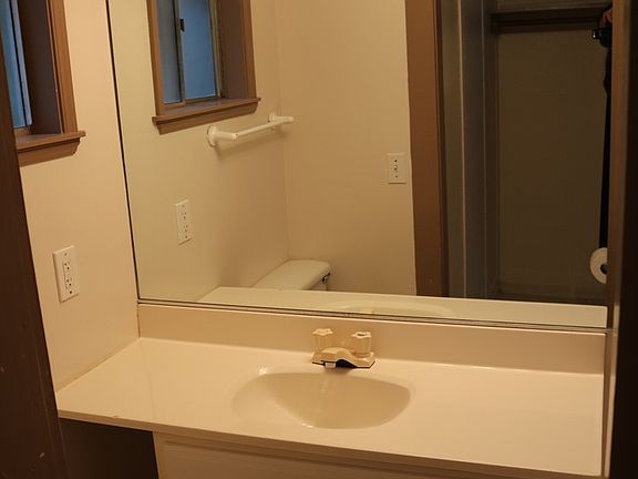 5th image of 15-17 W Washington St #1