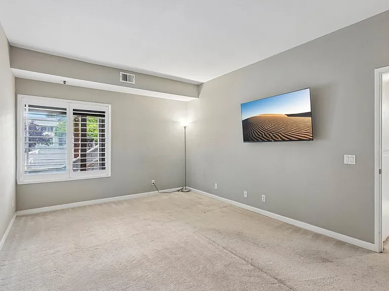3674 Oakwood Ter #203 — Photo 7