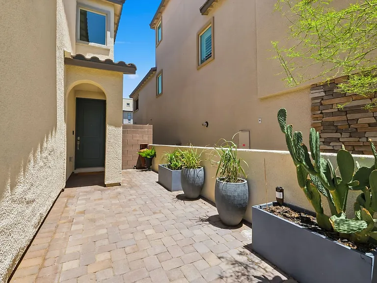 11824 Pelican Butte Ave — Photo 3