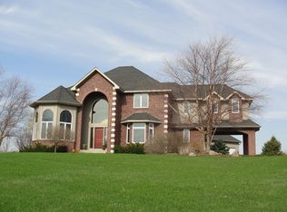 9 Bayhill Rd, Dellwood, MN 55110