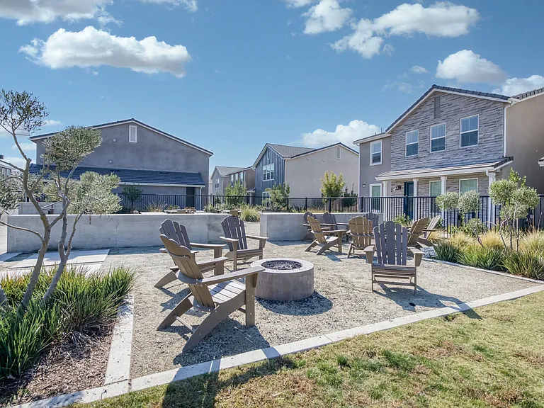 2833 E Teaberry Dr — Photo 33