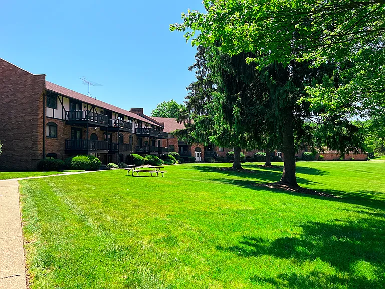 Carriage Hill Apartments — Photo 8
