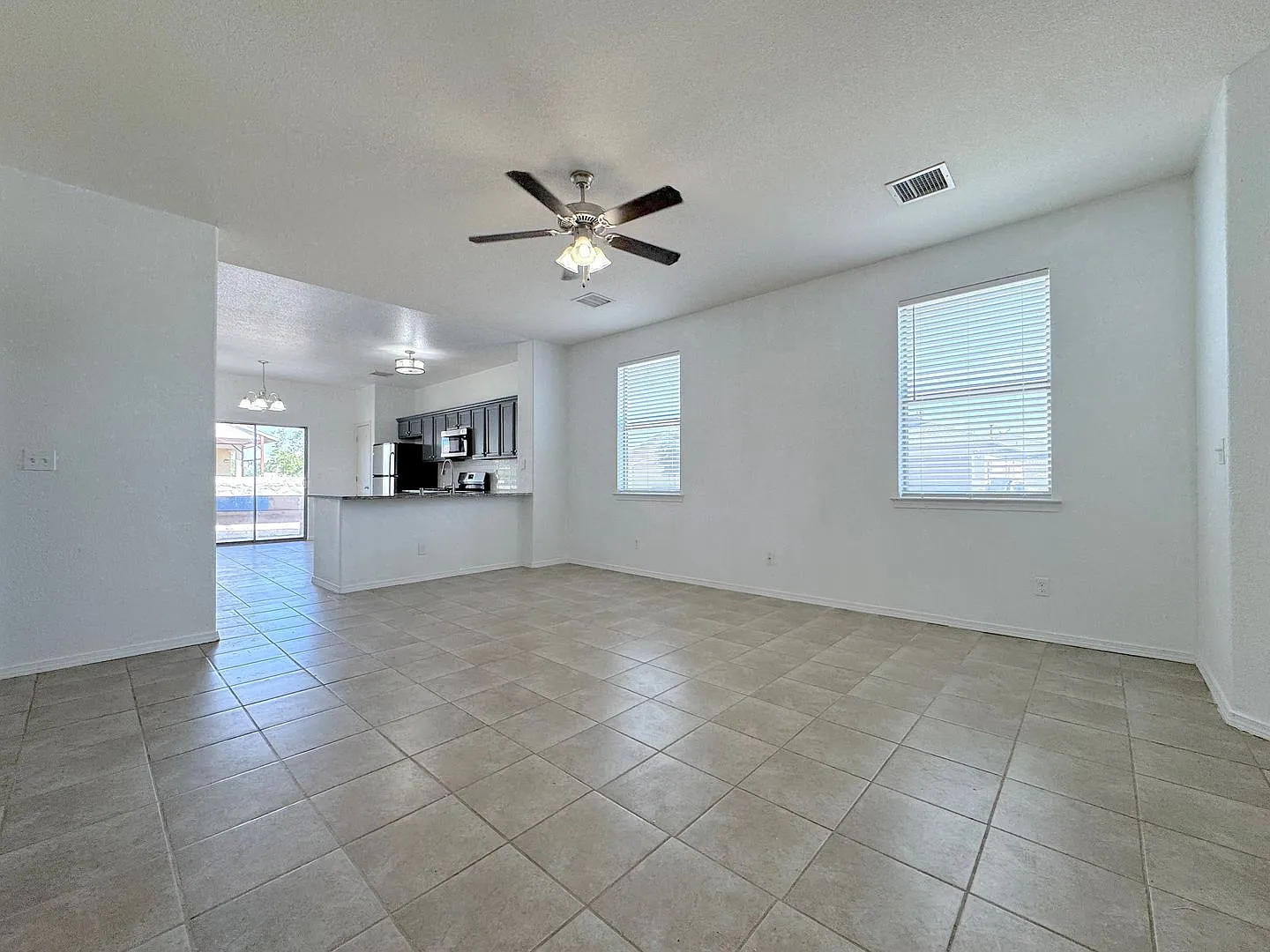 East El Paso 3bed/2Bath Refrig A/C Home! — Photo 2