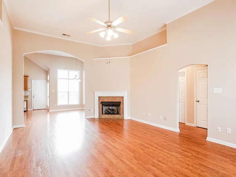 1112 Averett Ln — Photo 4