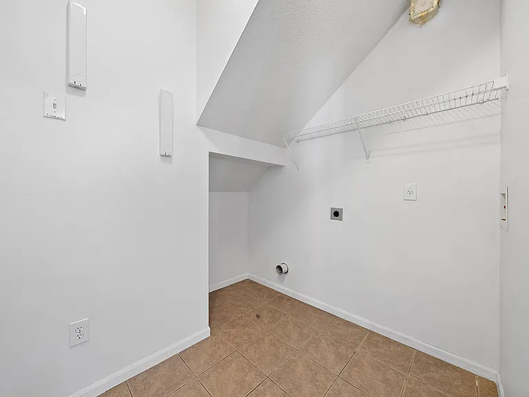 4035 Redroyal Ave — Photo 20