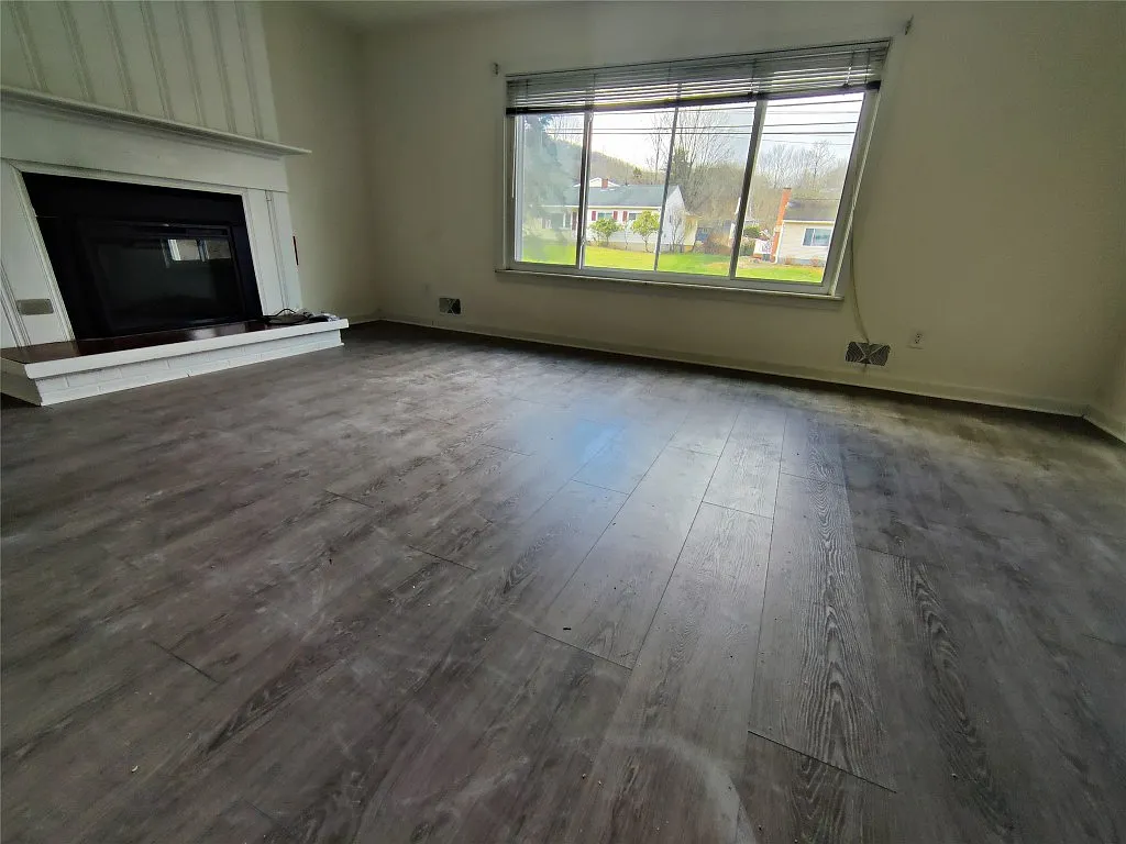 3 bed, 1.5 bath, 1504 sqft, $2,100 — Photo 3