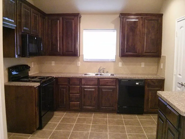 2239 Colby Ln — Photo 2