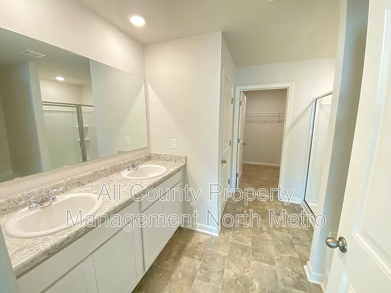 102 Oaktree St — Photo 7