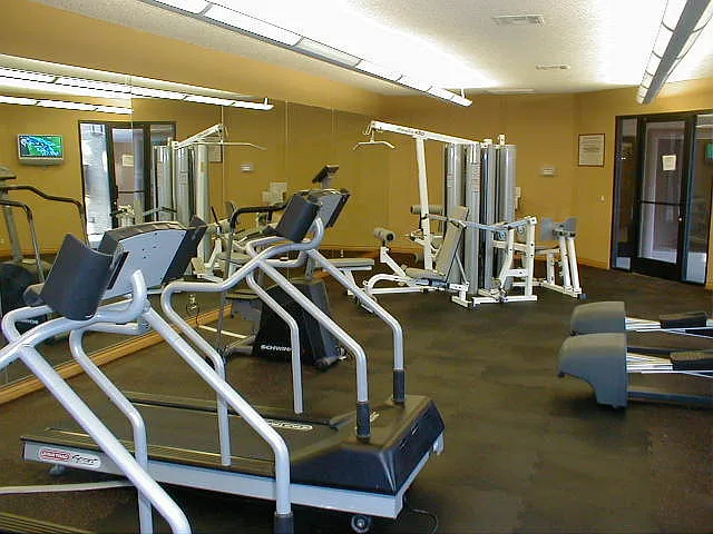 Three bedroom, 1st floor unit in gated NW community — Photo 4