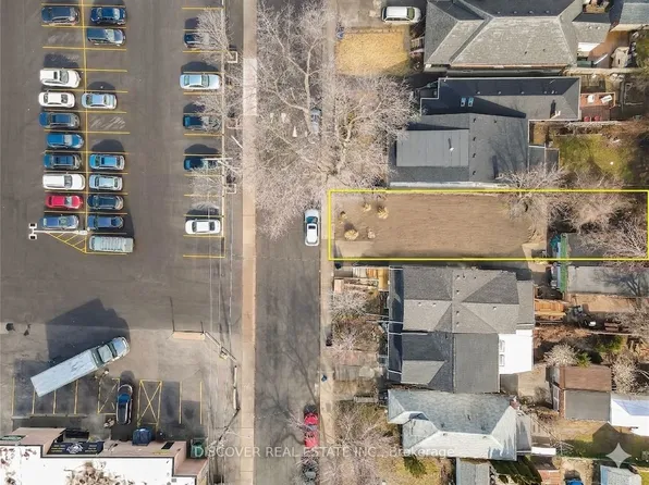 95 Gainsborough Rd, Toronto, ON M4L 3C3