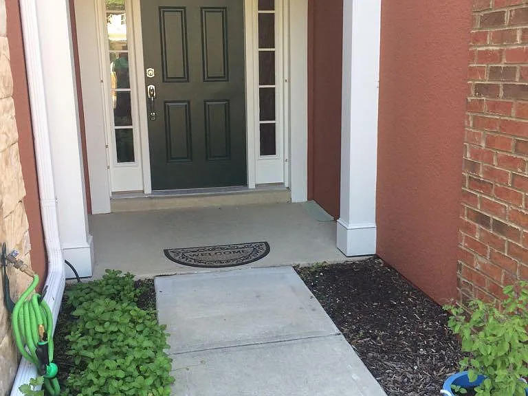 4240 Clybourne Ln — Photo 2