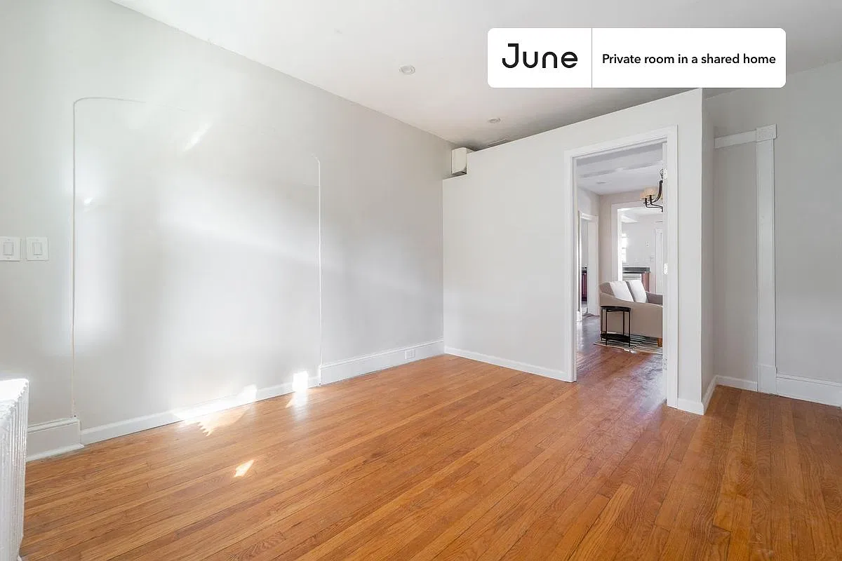 Queen bedroom in 2 bed/1 bath home in Columbia Heights #1590 A — Photo 3