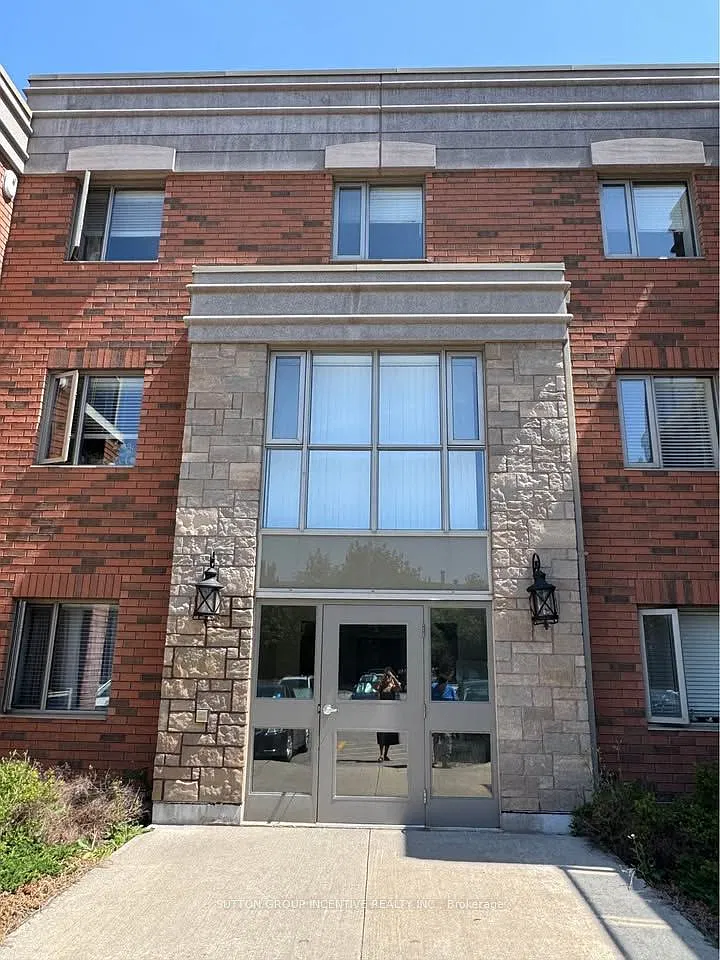 496 Yonge St — Photo 2