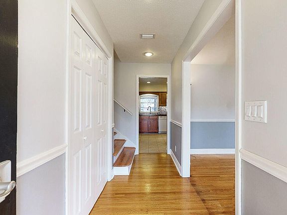 2nd image of 2865 Woodland Dr