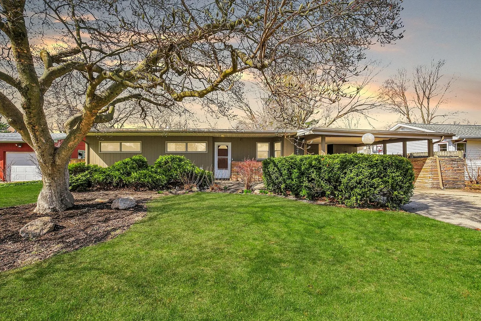 1421 Cambridge Dr photo 1