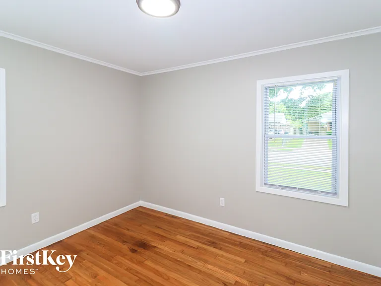 1712 Myrna Ln — Photo 12