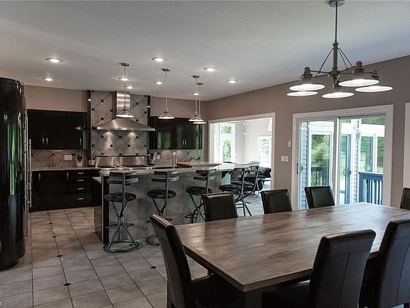 4th image of 2471 E Pointe Dr SE