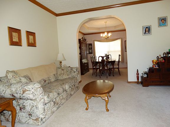 3rd image of 302 Farm Creek Dr