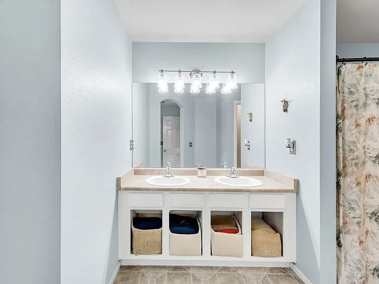 571 S Mobile Pl — Photo 18