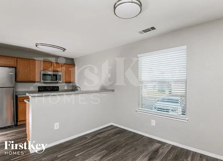 1604 Alcazar Plz — Photo 3