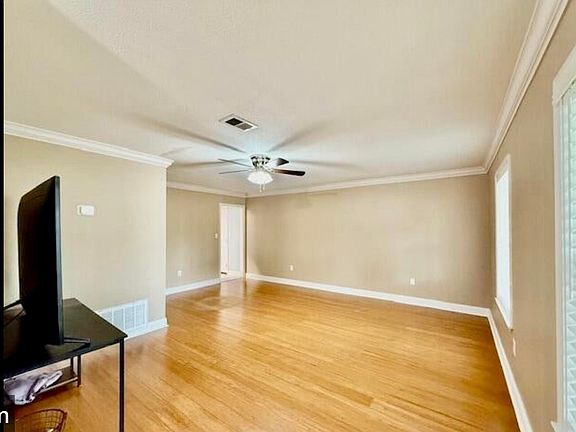 2nd image of 634 Mayflower Ave