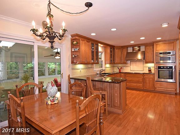 Large Breakfast area with lots of light