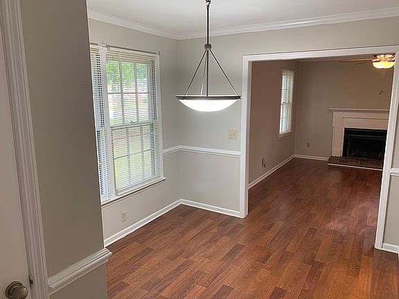 Bright entryway into dining