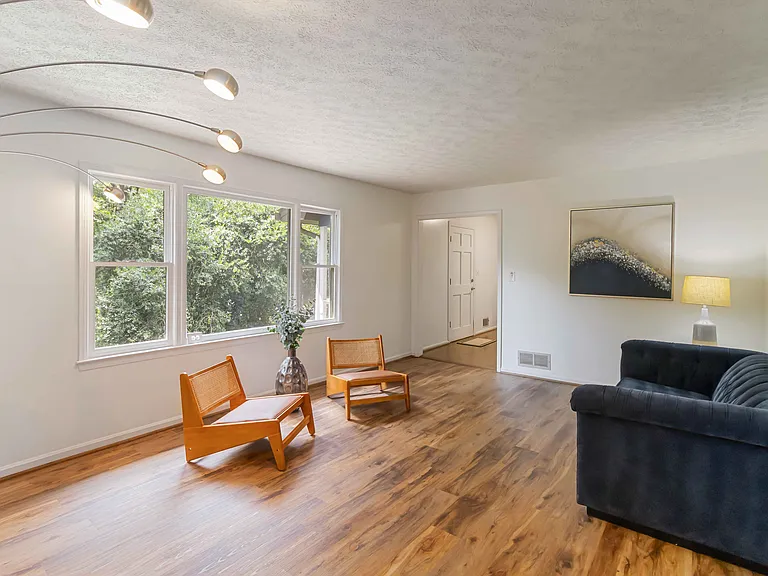 3345 Sharon Cir — Photo 3